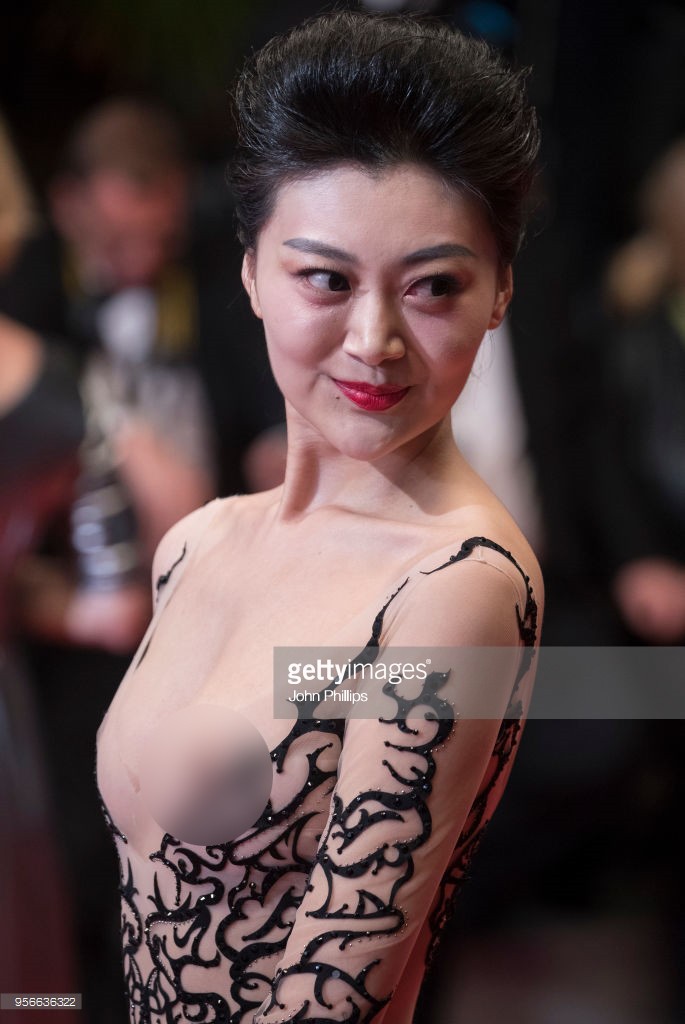 Mỹ nhân vô danh Trung Quốc lộ nhũ hoa, mặc Long bào bắt chước Phạm Băng Băng tại Cannes 2018 Mỹ nhân vô danh Trung Quốc lộ nhũ hoa, mặc Long bào bắt chước Phạm Băng Băng tại Cannes 2018